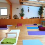 Bunte Yogamatten im Wellnesszentrum in Karlsfeld.