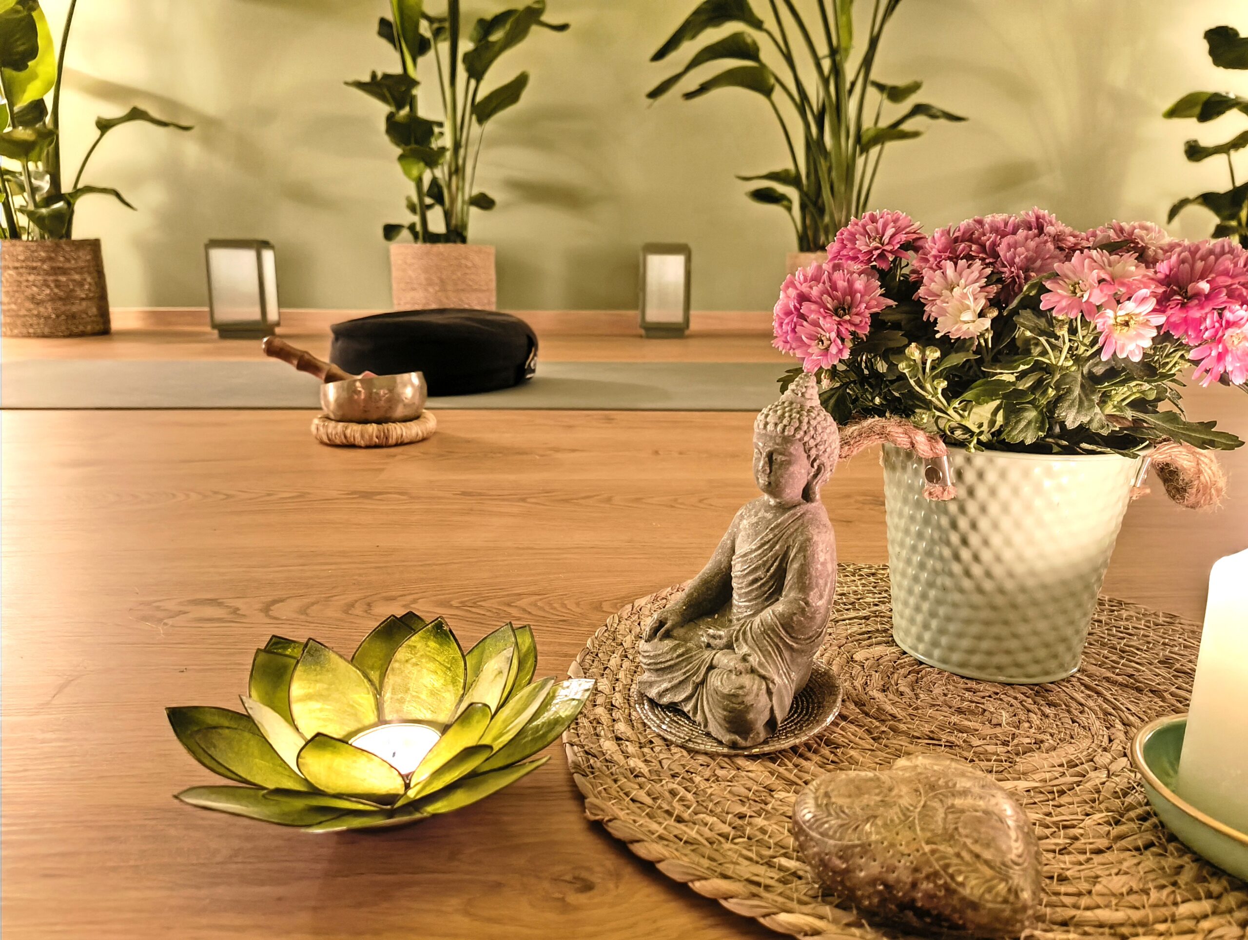 Dekoration Buddha Kerze vor Yogamatte am Boden