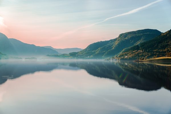 Bilck auf See mit Bergen im Hintergrund